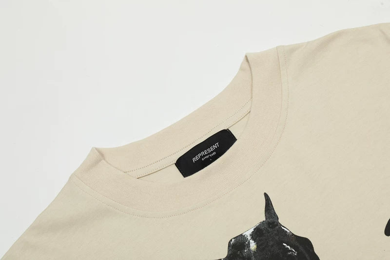 REPRESENT, a trendy brand from Europe and America, is a vintage washed black short sleeved T-shirt for Doberman Inu. It is a loose cotton T-shirt for both men and women
